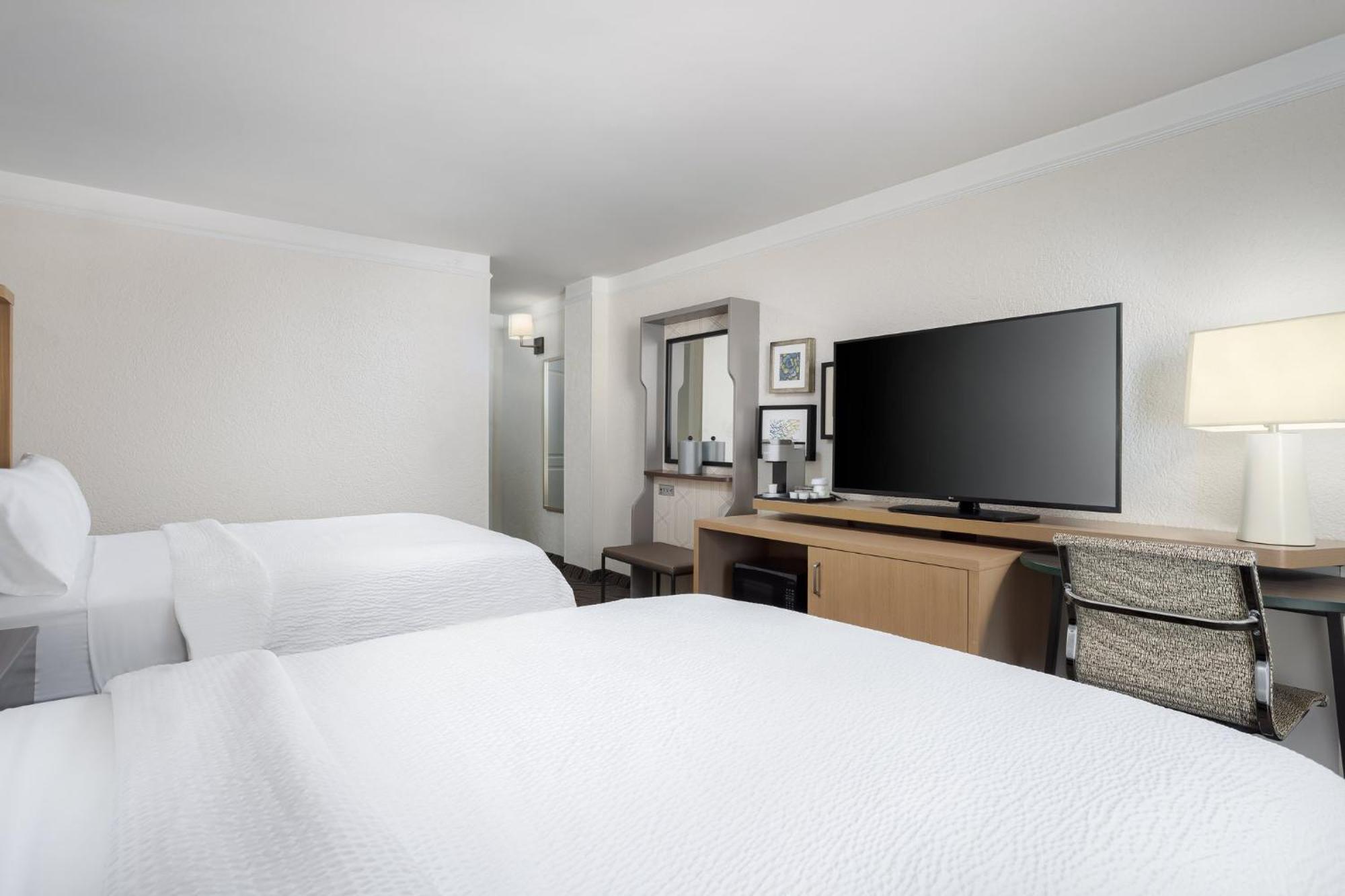 Resort Holiday Oceanfront At By Ihg 3*